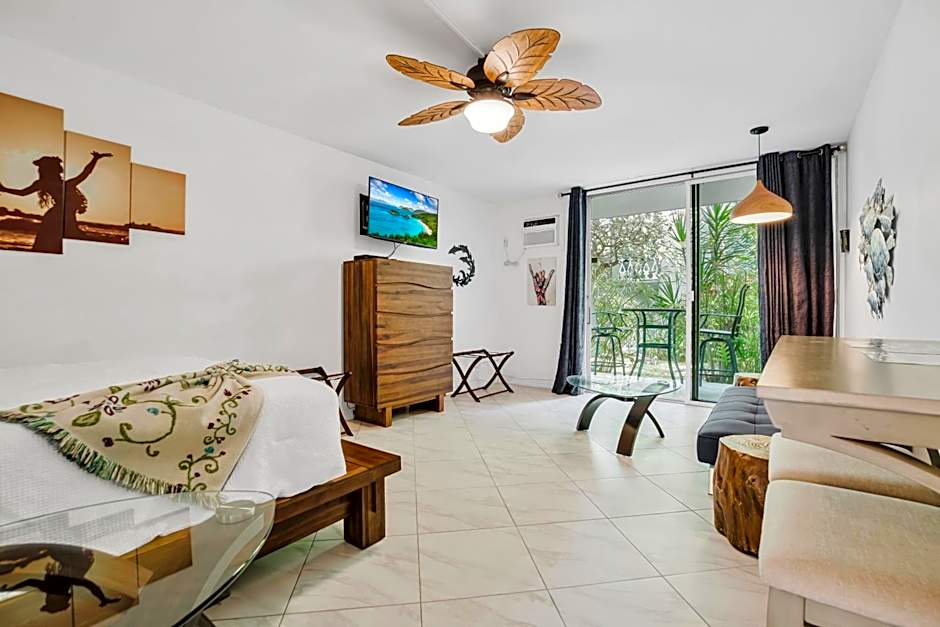 DOWNTOWN Hawaiian Theme Condo with Hot Tub, Pool & Beach - Kona Islander Inn
