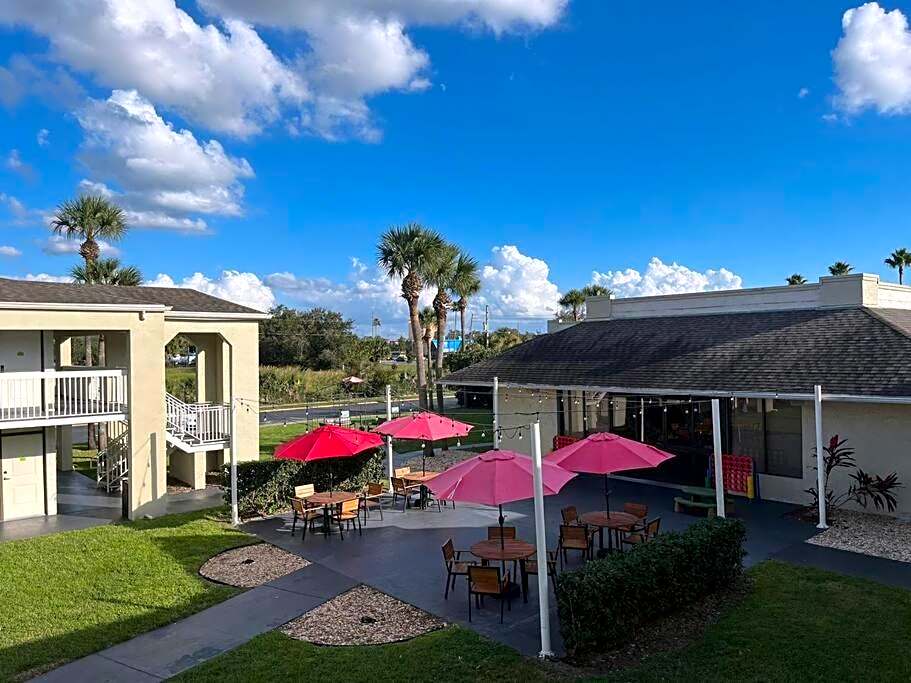 Newly Room in cozy hotel with Super location to the Parks