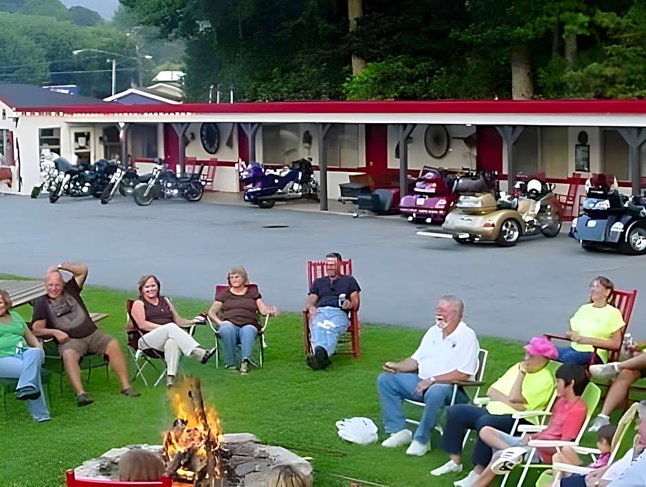 A Holiday Motel - Maggie Valley