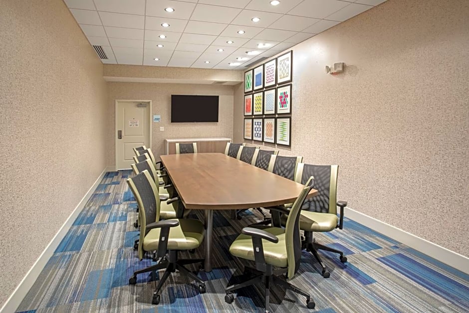 Holiday Inn Express & Suites GREAT BEND