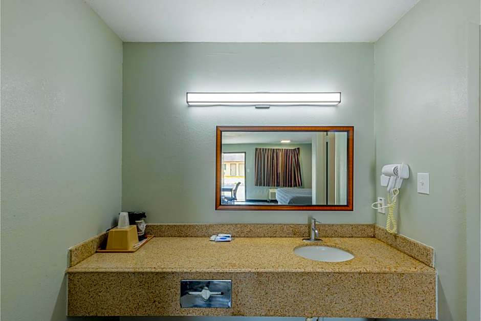 Freer Executive Inn & Studios by OYO