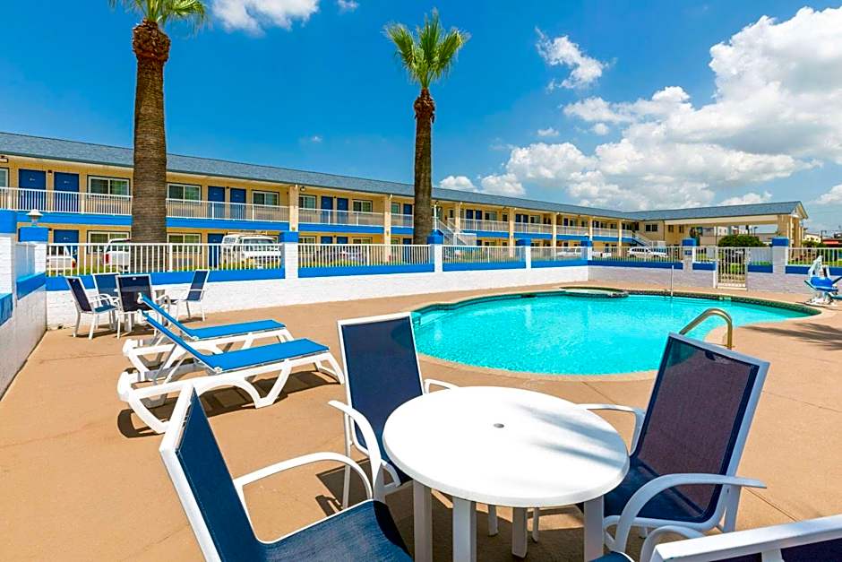 Days Inn by Wyndham Baytown TX