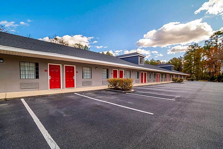 Econo Lodge Inn & Suites