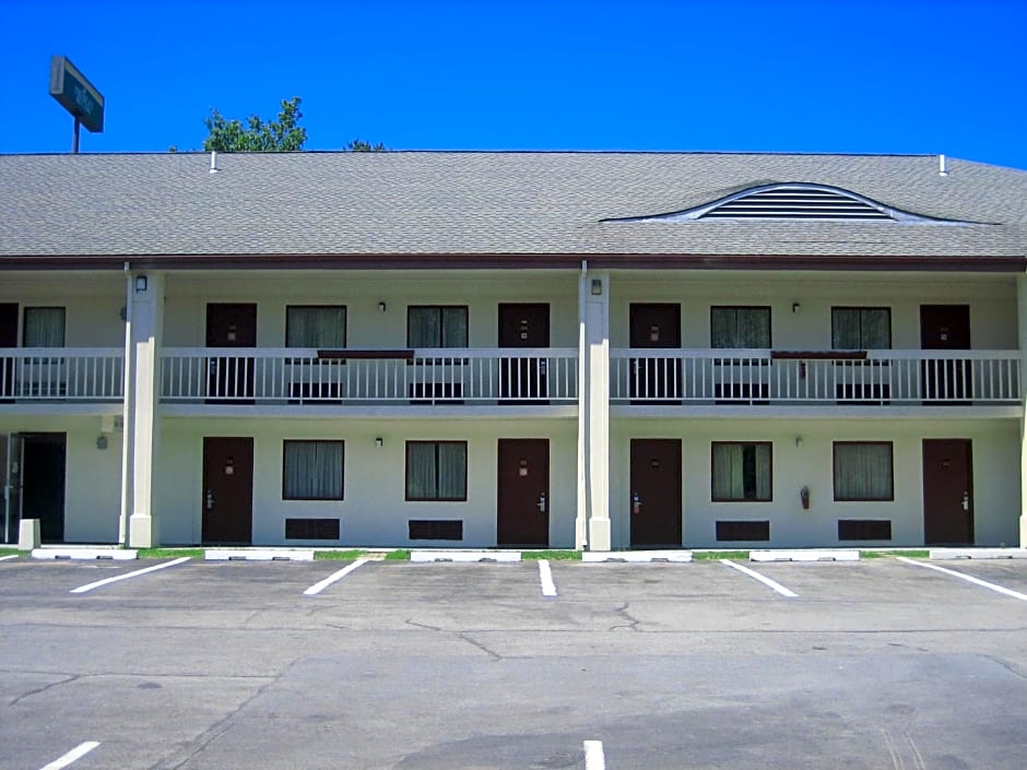 Days Inn by Wyndham Queensbury/Lake George