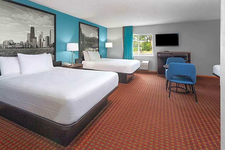 Super 8 by Wyndham McHenry/Fox Lake Area