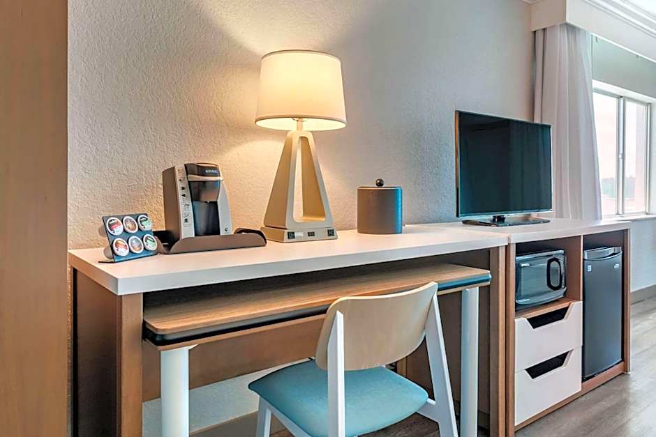 Winter the Dolphin's Beach Club, Ascend Hotel Collection