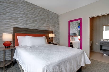1Queen Hearing Accessible Suite Nonsmoking