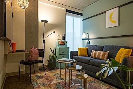 Corner Queen Room with Adapted Tub - Mobility Accessible