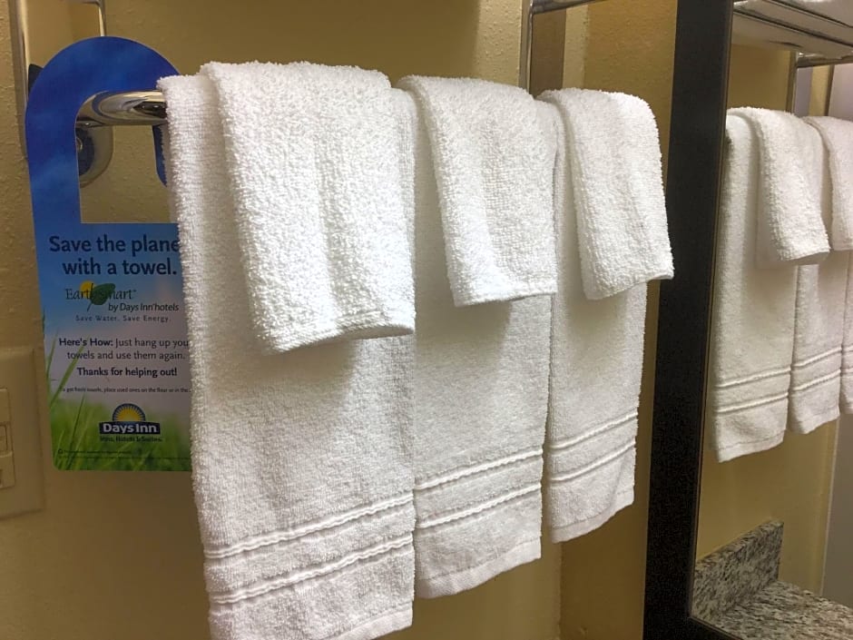 Days Inn & Suites by Wyndham Columbia Airport