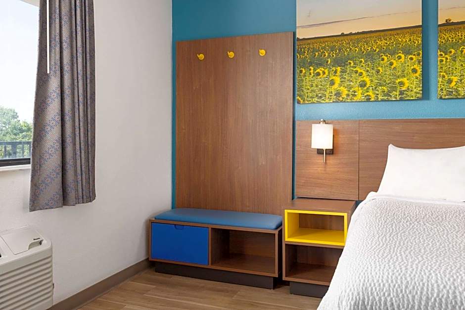 Day's Inn & Suites by Wyndham Indianapolis Airport East