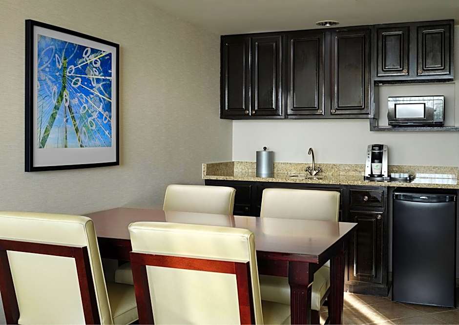 Holiday Inn & Suites Boston-Peabody, an IHG Hotel