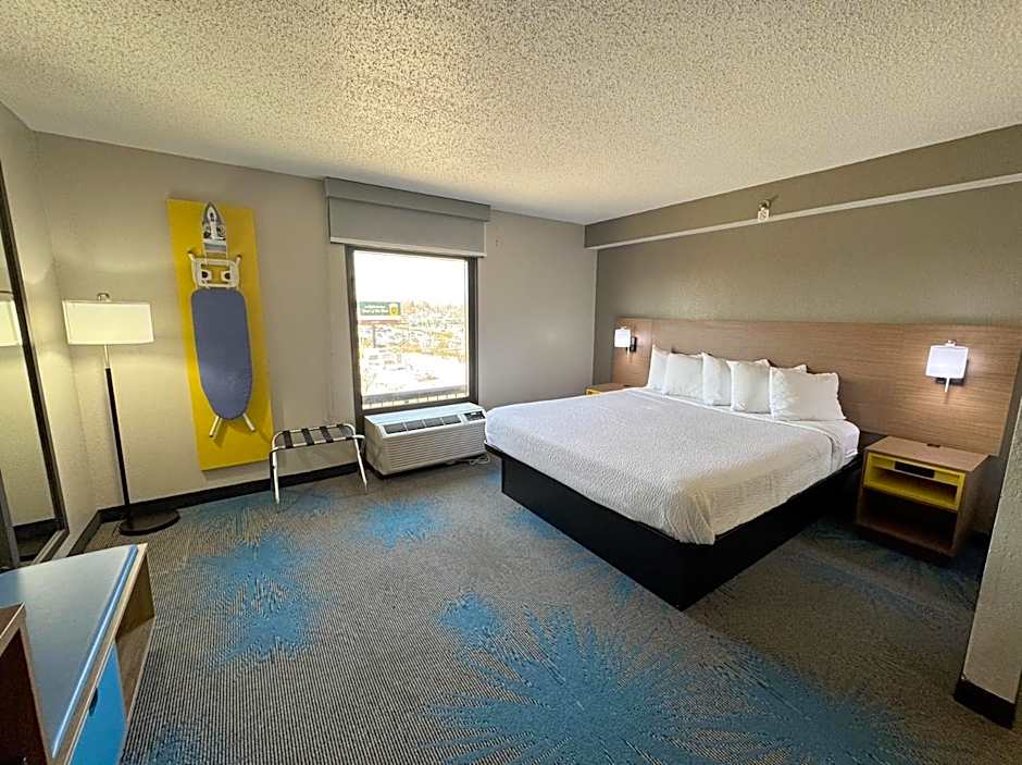 Days Inn & Suites by Wyndham Cedar Rapids