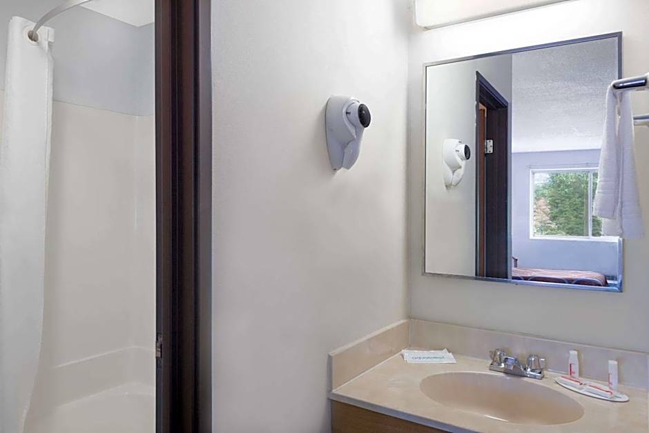 Super 8 by Wyndham Kingston