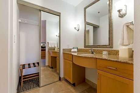 2 Queen Beds 1 Bedroom Suite With Sofabed