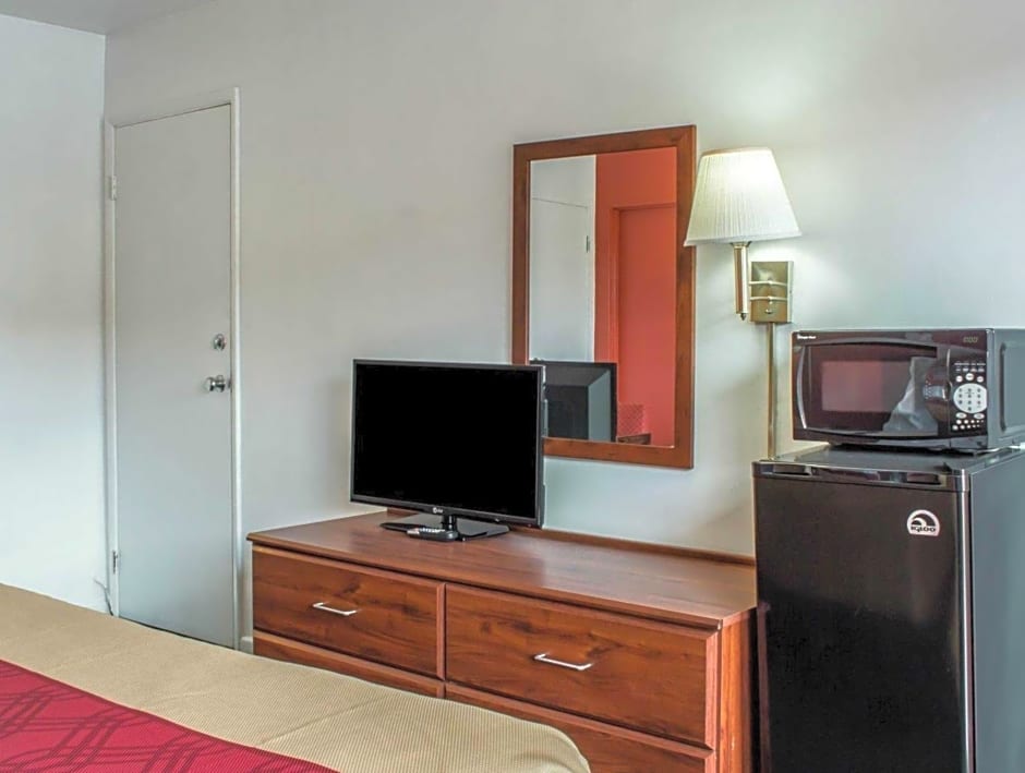 Econo Lodge University