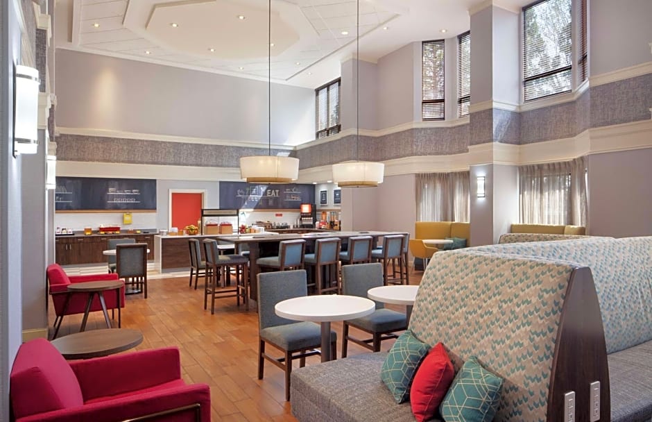 Hampton Inn By Hilton And Suites Atlanta Airport