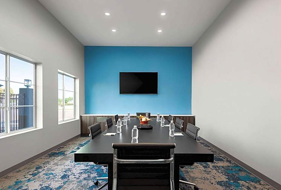La Quinta Inn & Suites by Wyndham Gonzales