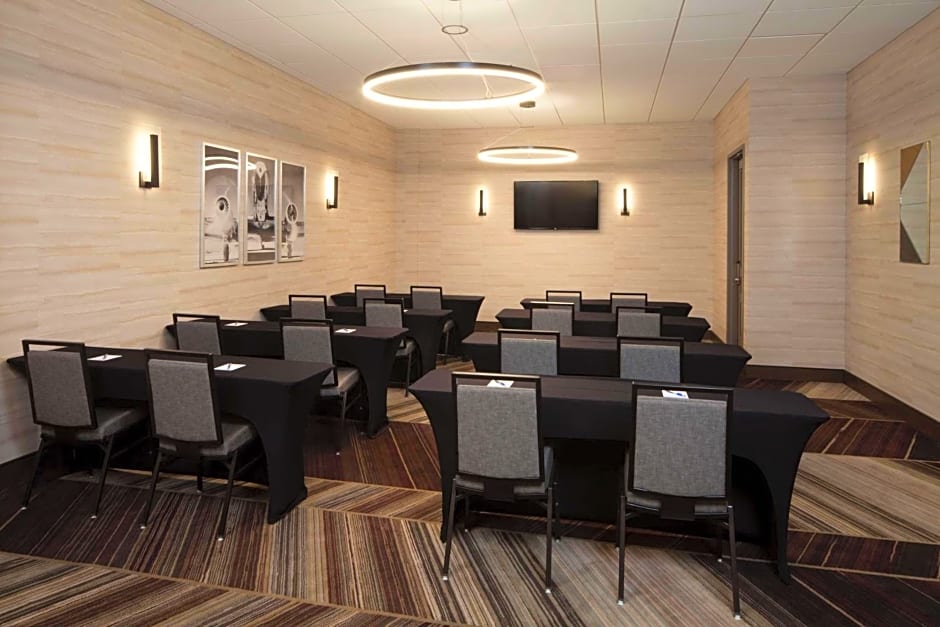 H Hotel Los Angeles, Curio Collection by Hilton