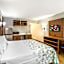HomeTowne Studios by Red Roof Lancaster