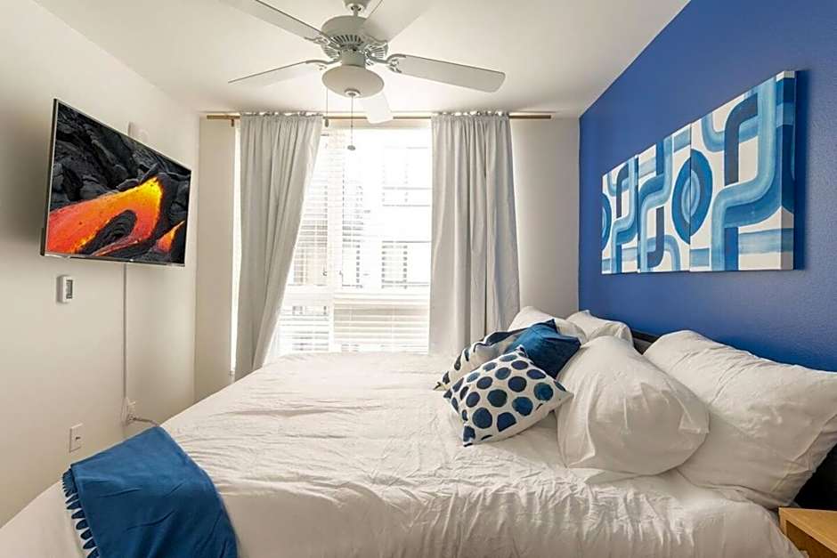 Paid Garage Parking- King Bed-balcony Wd 55" Tv