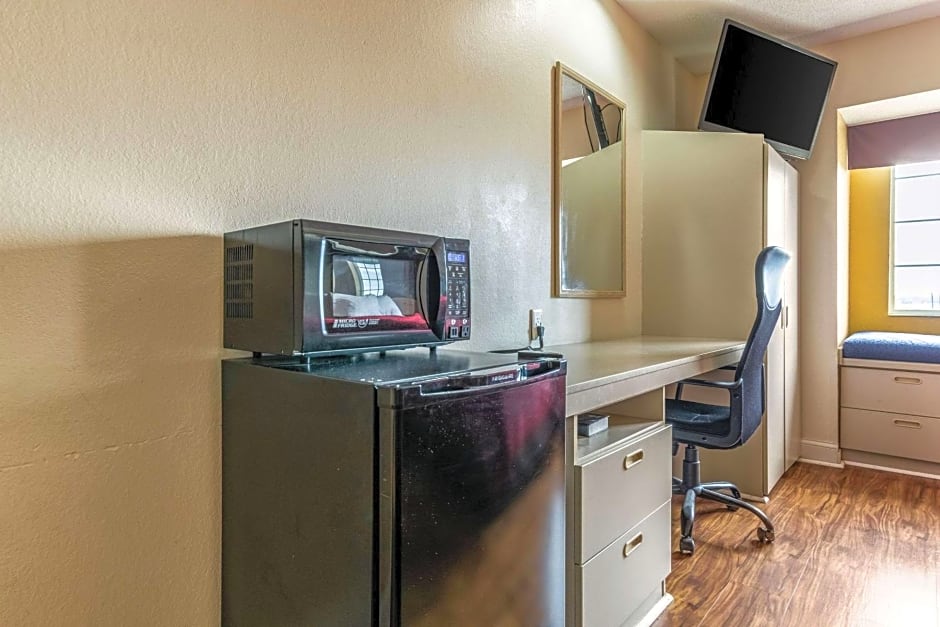 Econo Lodge Inn & Suites Evansville