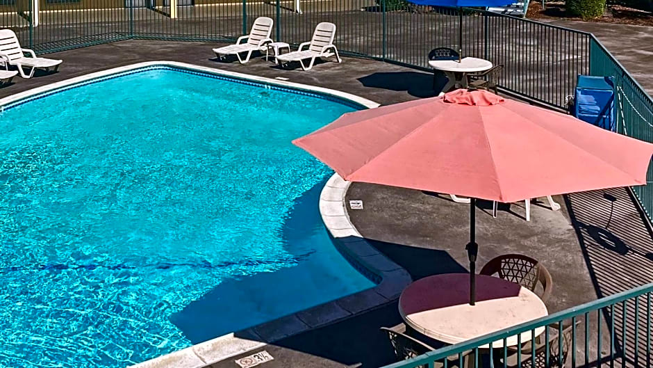 Quality Inn & Suites near Downtown Bakersfield