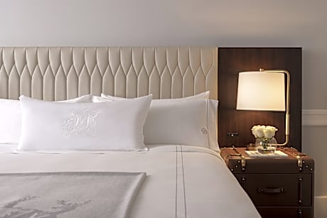 Deluxe Rm, 2 Full Beds. 210+ sq Classic Design