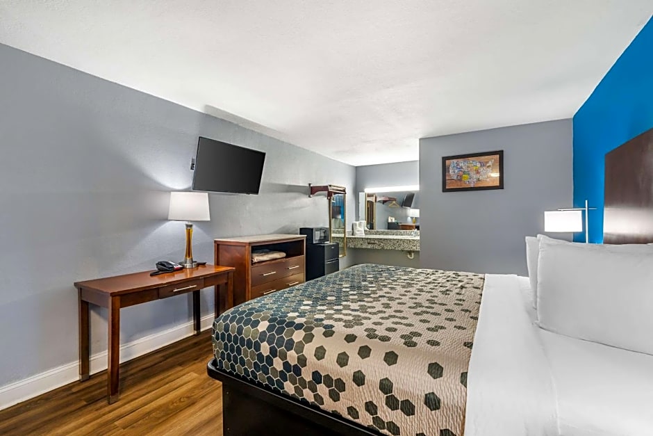 Econo Lodge Inn & Suites I-64 & Us 13