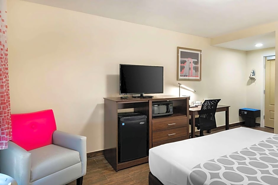 Downtown Hollywood Gardens Inn & Suites