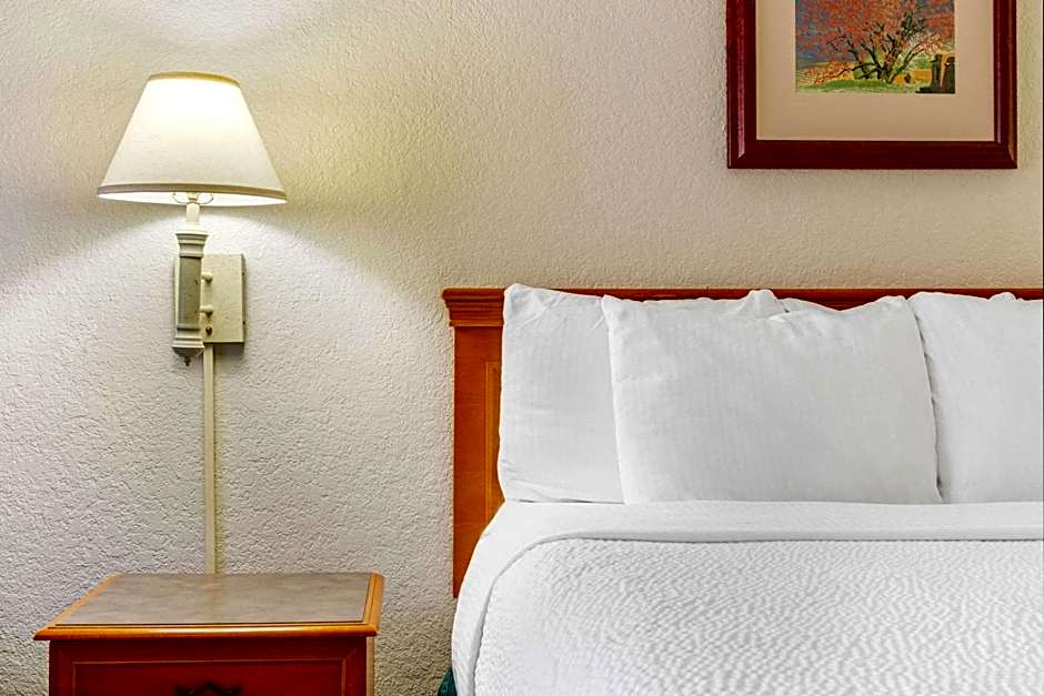 Super 8 by Wyndham Eagle Pass