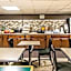 Econo Lodge Inn & Suites Bloomington