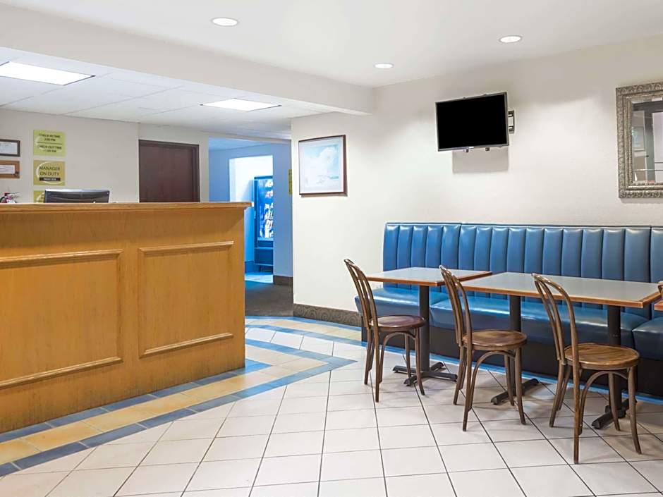 Super 8 by Wyndham Portland/Westbrook Area