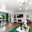 Beverly Hills Glamour Oasis 2 BR Apt with Parking 304