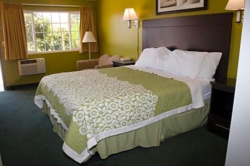 Days Inn by Wyndham King City