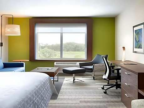 Standard Queen Room with Two Queen Beds and Accessible Tub