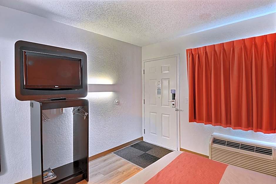 Motel 6-Tewksbury, MA - Boston