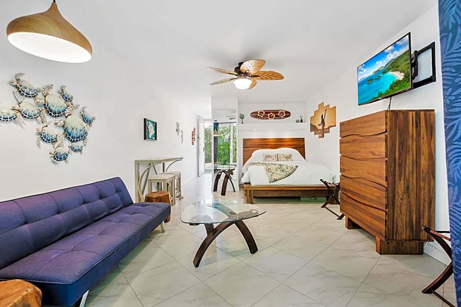 DOWNTOWN Hawaiian Theme Condo with Hot Tub, Pool & Beach - Kona Islander Inn