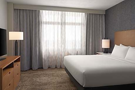 King Suite with Shower - Non-Smoking