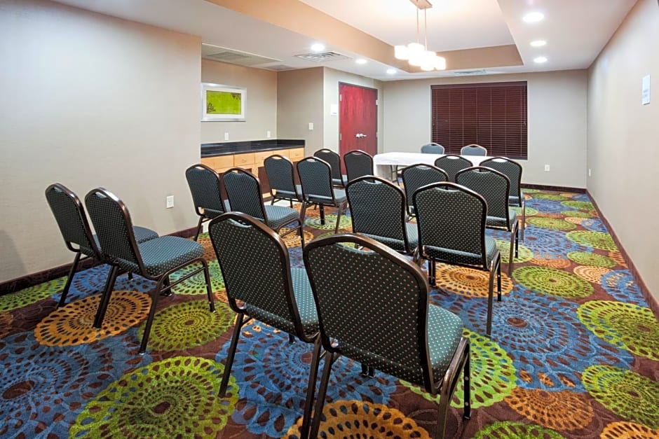Holiday Inn Express and Suites Rochester West-Medical Center