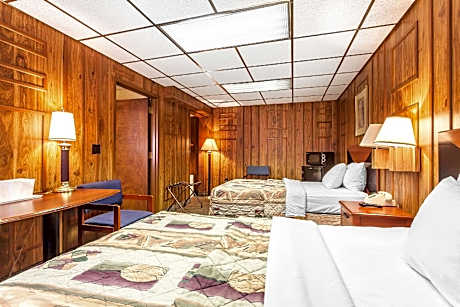 3 Double Beds, Suite, Nonsmoking