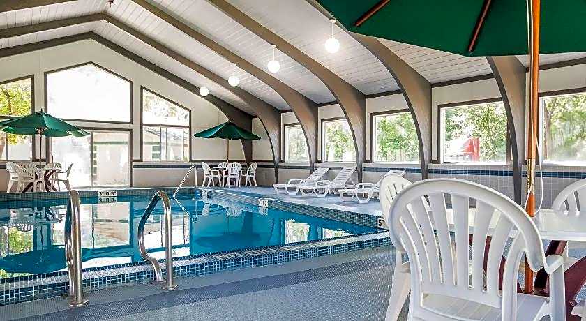 Quality Inn & Suites Des Moines - Merle Hay Road