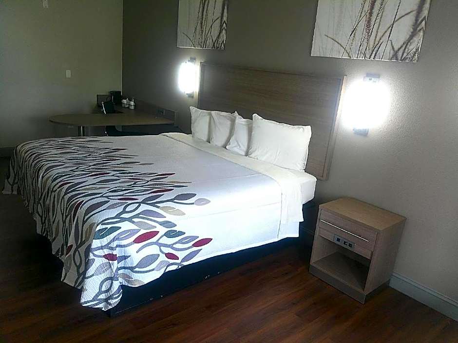 Red Roof Inn Richmond | HomeTowne Studios Richmond