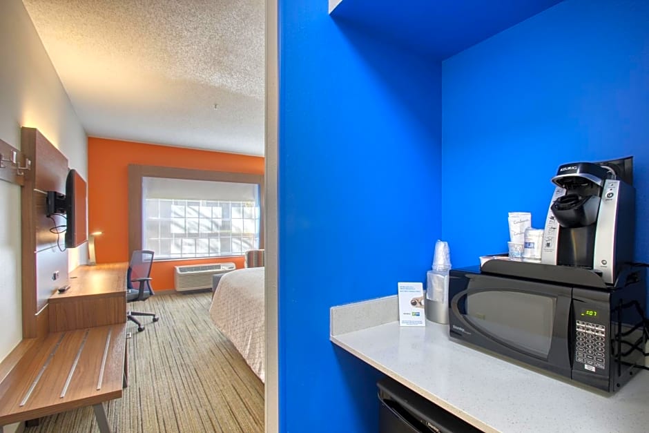 Holiday Inn Express Hotel & Suites Oshkosh - State Route 41