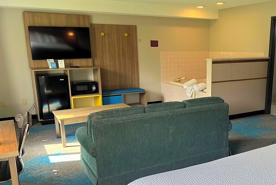 Days Inn & Suites by Wyndham Des Moines Airport