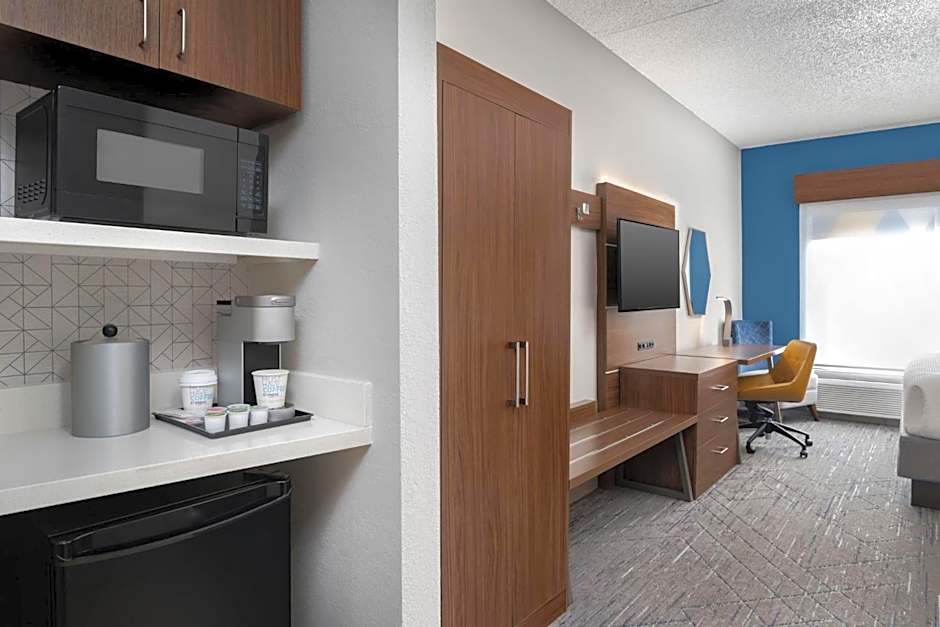Holiday Inn Express Hotel & Suites Bentonville