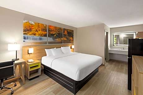 1 King Bed Studio Suite Jetted Tub Non-Smoking