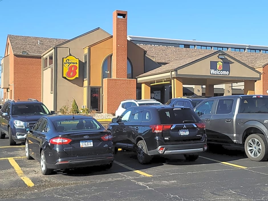 Super 8 by Wyndham Kansas City Airport North