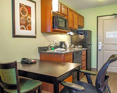 1 King Bed Suite Nonsmoking