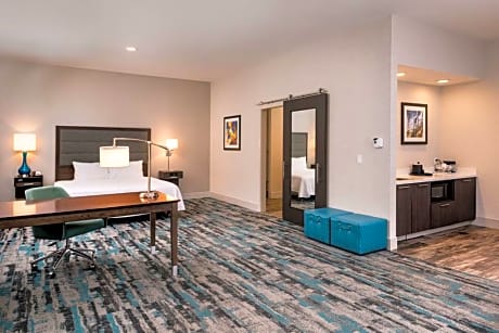 King Room with Roll-In Shower - Mobility and Hearing Access/Non-Smoking