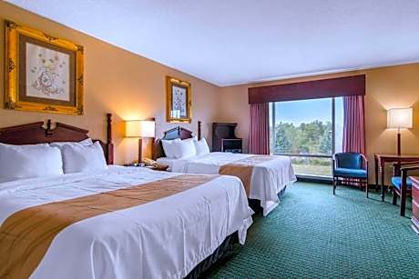 Quadruple Room with Two Queen Beds - Non Smoking/Ground floor/Interior Hall/Pet Friendly